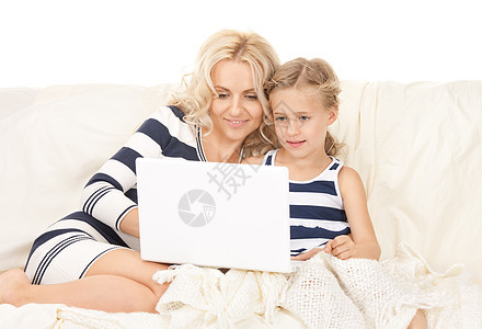 使用笔记本电脑的幸福母亲和孩子购物互联网女儿家庭女性教育微笑学生快乐技术图片