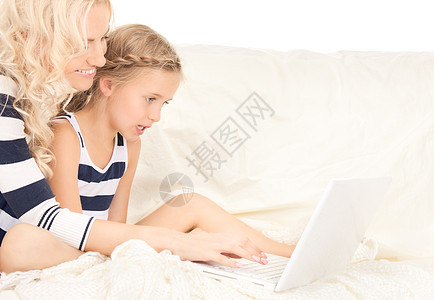 使用笔记本电脑的幸福母亲和孩子技术青春期微笑互联网父母购物女儿妈妈女孩女士图片