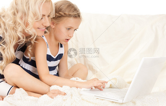 使用笔记本电脑的幸福母亲和孩子互联网女孩妈妈家庭女士青春期技术购物学生快乐图片