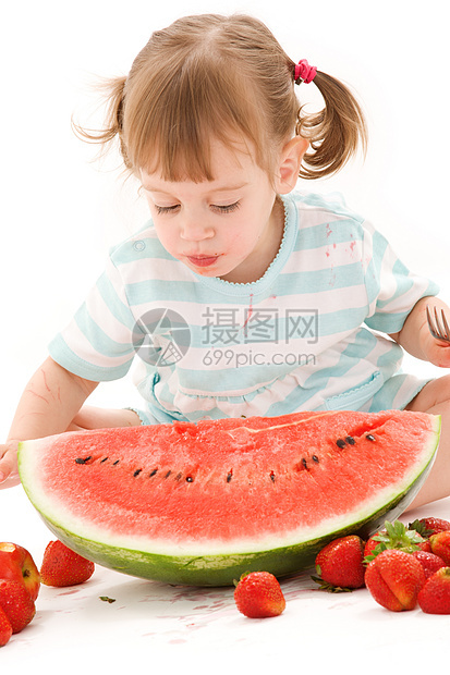 有草莓和西瓜的小女孩营养童年孩子女孩甜点婴儿水果女性裙子土壤图片