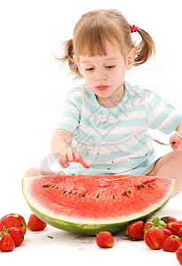 有草莓和西瓜的小女孩食物孩子营养女孩女性裙子童年水果活力甜点图片