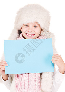 身戴冬帽 带空白板的女孩围巾孩子推介会快乐蓝色帽子女性广告卡片海报图片