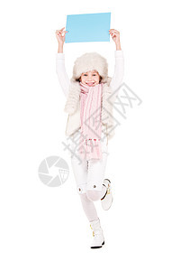 身戴冬帽 带空白板的女孩棉被快乐广告围巾木板卡片孩子微笑蓝色空白图片
