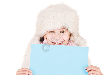 身戴冬帽 带空白板的女孩女性帽子快乐广告棉被围巾海报蓝色微笑推介会图片