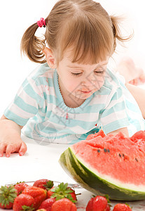 有草莓和西瓜的小女孩婴儿女性孩子甜点土壤食物营养童年女孩裙子图片