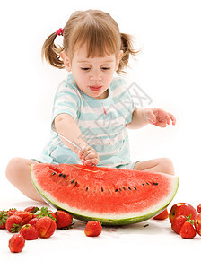 有草莓和西瓜的小女孩土壤女性裙子女孩甜点童年水果营养食物婴儿图片