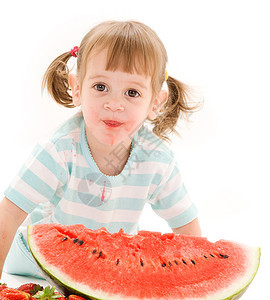 有草莓和西瓜的小女孩食物女孩营养裙子女性甜点孩子活力土壤婴儿图片