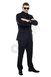 穿黑西装的年轻时尚保镖 手臂折叠套装姿势男人间谍专家双臂经理工作危险职业图片