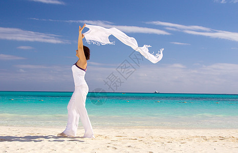 带着白沙龙的快乐女人享受活力旅行热带海岸假期天堂女孩围裙幸福水高清图片素材
