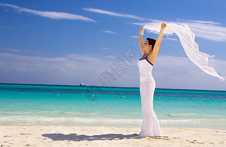 带着白沙龙的快乐女人女孩享受天空热带自由假期围裙天堂活力海岸快乐的高清图片素材
