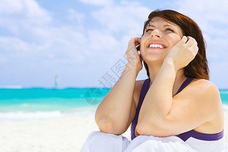 在海滩上快乐的女人旅行福利蓝色娱乐晴天冥想天堂活力海岸天空幸福高清图片素材