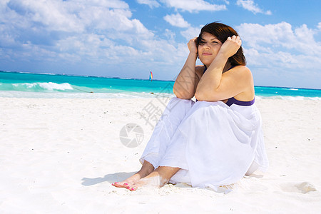 带着白沙龙的快乐女人热带休息假期天堂娱乐女孩思维晴天蓝色幸福图片