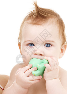 带绿色塑料玩具的男孩婴儿童年新生蓝眼睛青少年孩子儿童男性育儿生活男生图片