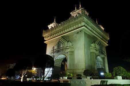 晚上帕图凯拱门 在万岁 劳斯地标遗产城市纪念碑万象风景建筑图赛图片