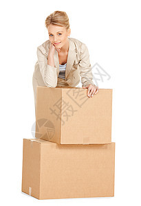 拥有大箱子的有吸引力的女商务人士邮政包装销售量纸板女性生意送货工人船运盒子背景图片