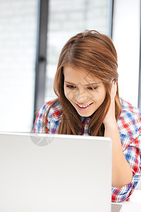 拥有笔记本电脑的幸福妇女互联网青少年享受微笑技术女性办公室教育快乐学生图片