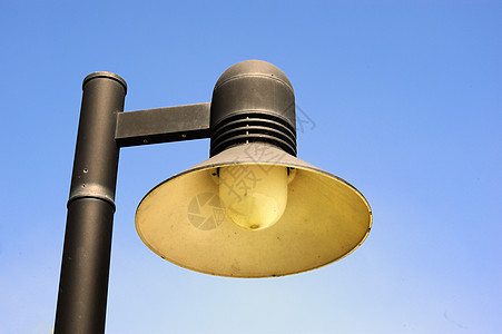在阳光明媚的白天 街道灯光被隔绝概念时代城市灯笼市政灯柱照明空白蓝色火炬图片