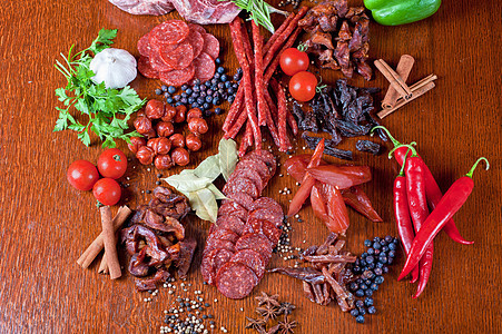 肉类和香肠火腿香菜治愈团体美食胡椒熏制桌子盘子叶子图片