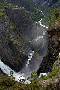 山瀑布挪威的河流和瀑布风景天空峡湾目的地森林游客文化树木山脉荒野背景