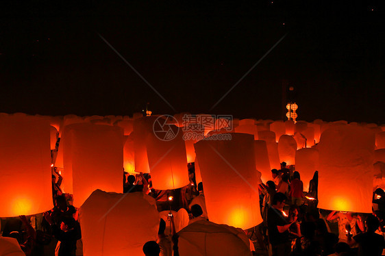 在泰国清迈举办烟花节火焰传统天空节日公园新年橙子庆典星星灯笼图片