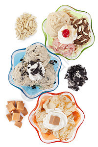 三种不同口味冰淇淋的顶部视图图像奶油小吃甜点坚果圣代巧克力晶圆奶制品图片