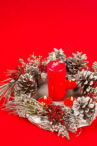 手工制作的圣诞节装饰品家常点燃静物烛光松果红色蜡烛高清图片