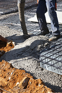 水泥杆工人在建筑工地浇筑混凝土 工人在建筑工地浇筑混凝土背景