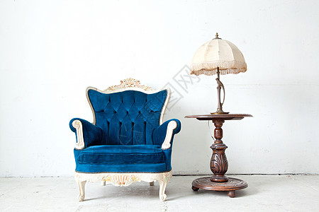 旧居室内配有桌灯的椅子长椅风格衣服古董皮革路面扶手椅房间装潢木头图片
