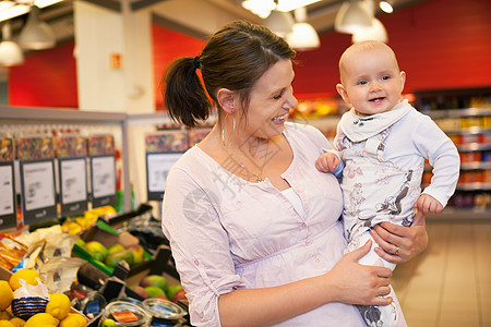 带孩子的幸福母亲顾客微笑店铺杂货店市场购物消费者女性水平零售图片