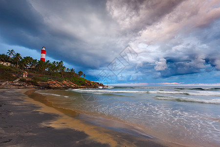 日落时在海滩和灯塔收集风暴 印度喀拉拉邦喀拉拉风景前线环境海洋天气生态波浪图片