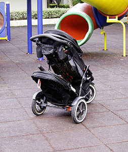 汽车座椅在操场的婴儿骑车背景