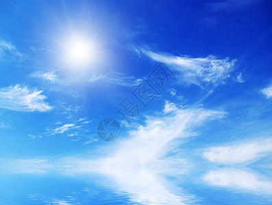 蓝天有彩虹的白毛云环境气氛天蓝色阴霾反射海浪晴天天空季节海洋图片