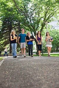 快乐学生在校园散步图片
