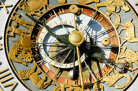 奥斯陆市政厅时钟的特写图片