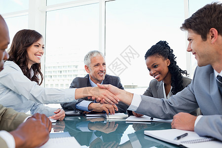 女商务人士和同事之间握手的握手之交图片