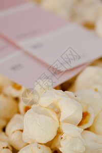 流行玉米和电影票电影食物背景图片