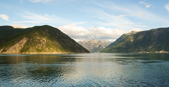 Fjord和山山山脉悬崖高原旅游岩石风景高地多云假期峡湾图片