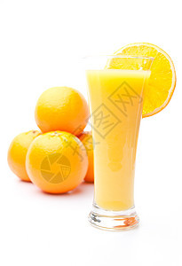 橙汁杯子后面的橘子浆图片