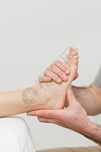 物理治疗师的双手按摩脚足肌肉再训练高清图片素材