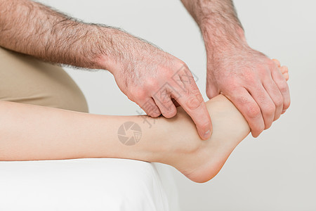 一名理疗师的手对病人的脚进行按摩球高清图片素材