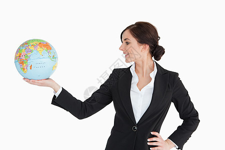 棕榈地上拥有地球环球的布朗特女商务人士图片