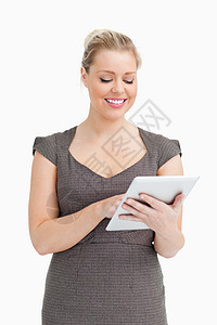 妇女使用平板电脑滚动浅色女士阅读快乐女性电子书秘书管理人员金发图片