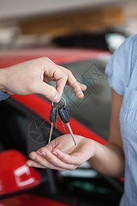 车钥匙在别人手上被某人持有背景图片