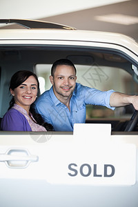 一对夫妇在一辆被卖掉的汽车里图片