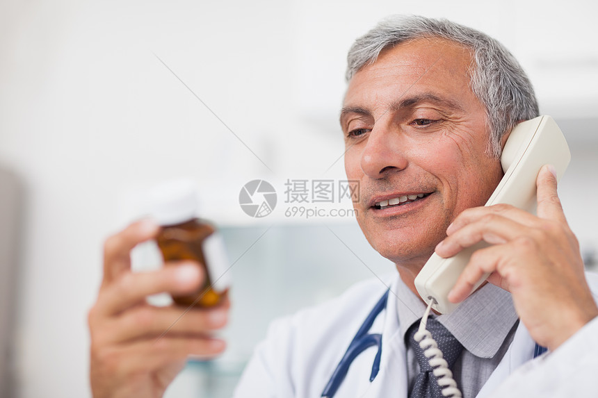 医生一边看药瓶一边打来电话图片