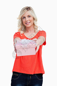 快乐的年轻女子在她面前拿着生日礼物礼物情感表现力盒子展示女孩外表影棚周年庆典图片
