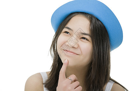 戴蓝帽子的年轻少女 有深思熟虑的表情孩子蓝色白色微笑思维乐趣混血青少年女孩混血儿图片