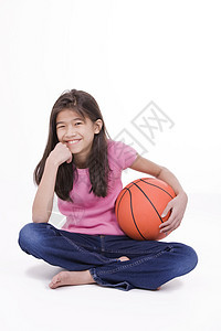 十岁的亚洲女孩拿着篮球 孤立在白色上运动橙子混血牛仔裤混血儿牛仔布赤脚蓝色微笑孩子图片