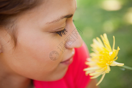 女人闻到一朵黄花的气味就闭上眼睛图片