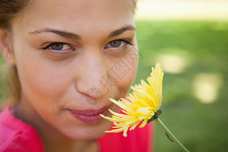 女人向上看 闻着黄花的气味图片